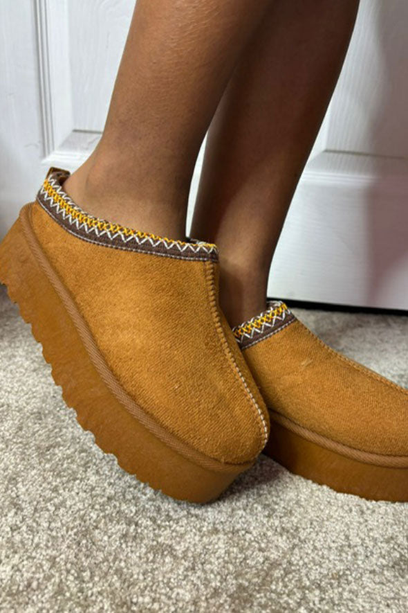 PLATFORM SLIPPERS WITH EMBROIDERED DETAIL CAMEL