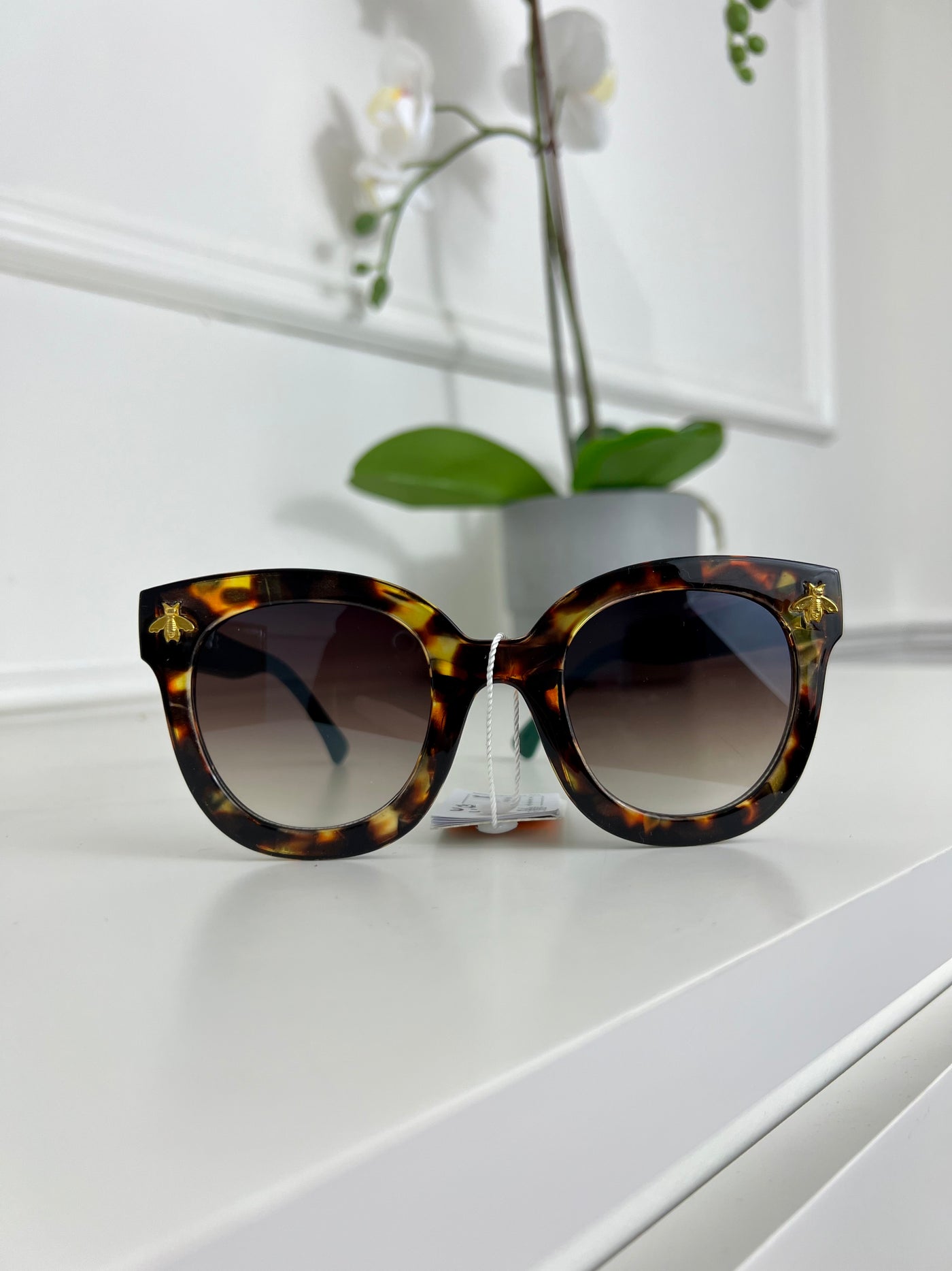 Tortoiseshell cat eye Ombre bee detail sunglasses