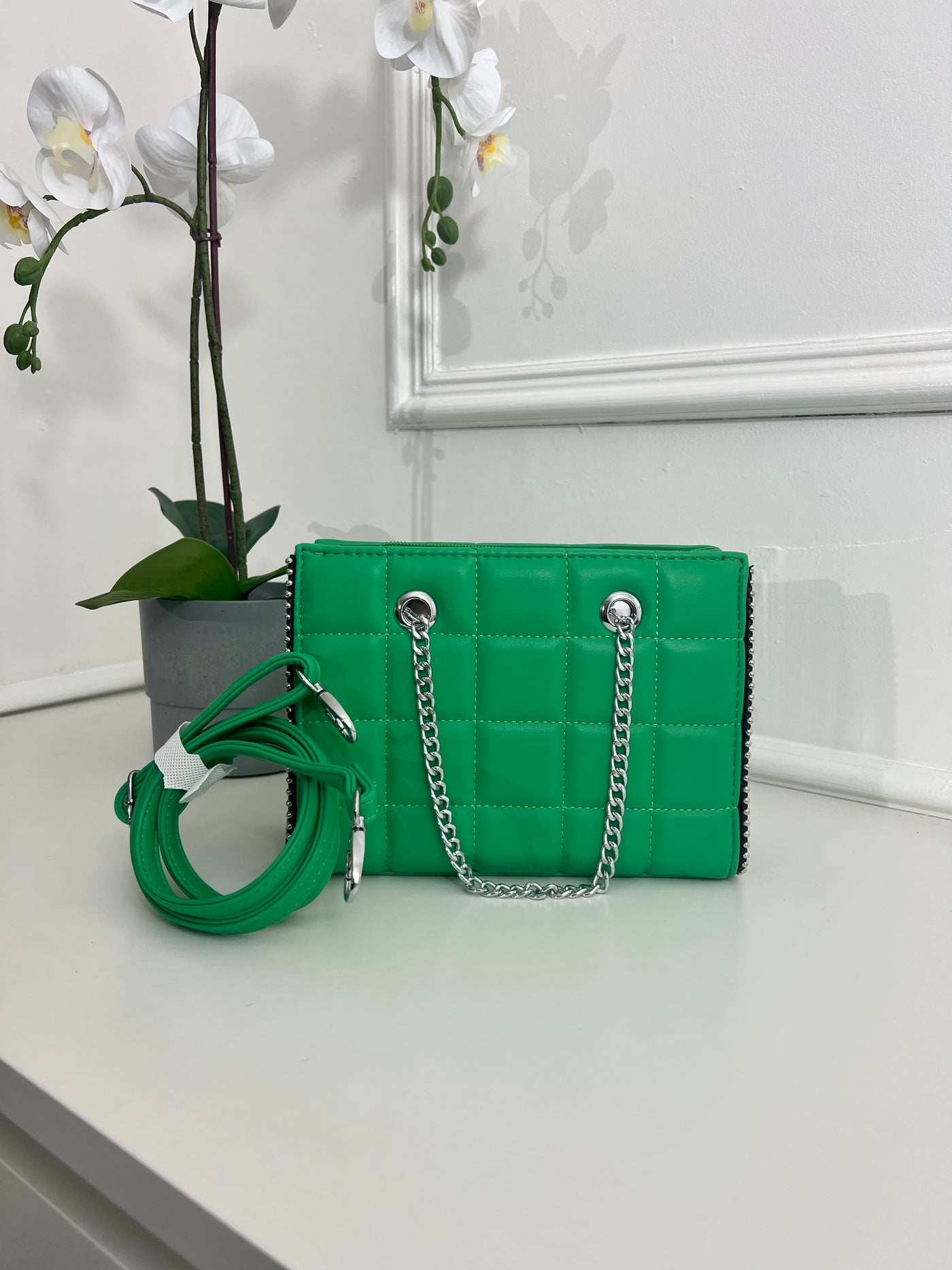 GREEN QUILTED HANDBAG WITH CHAIN HANDELS AND LEATHER STRAP BAG