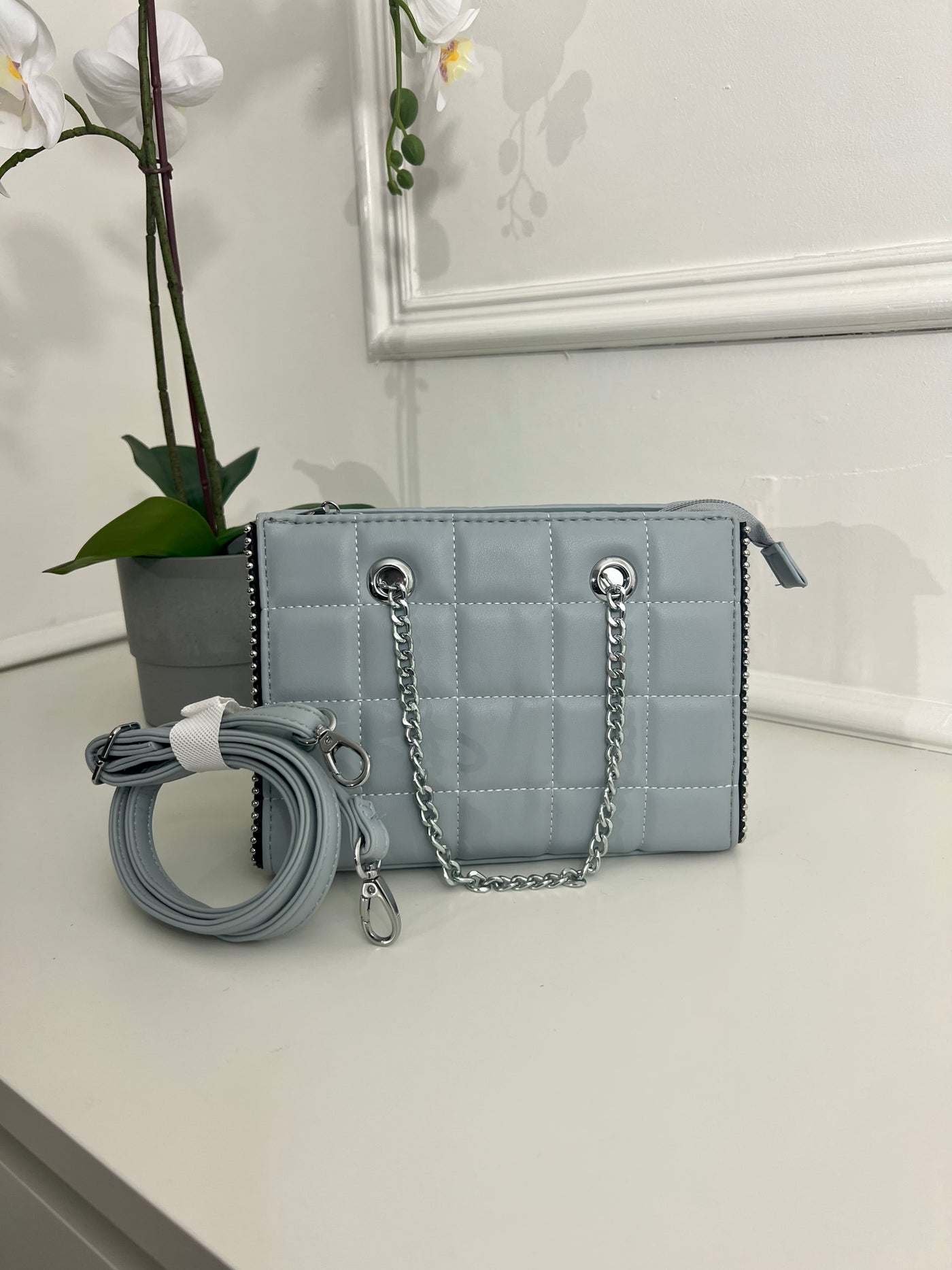 GREY QUILTED HANDBAG WITH CHAIN HANDELS AND LEATHER STRAP BAG