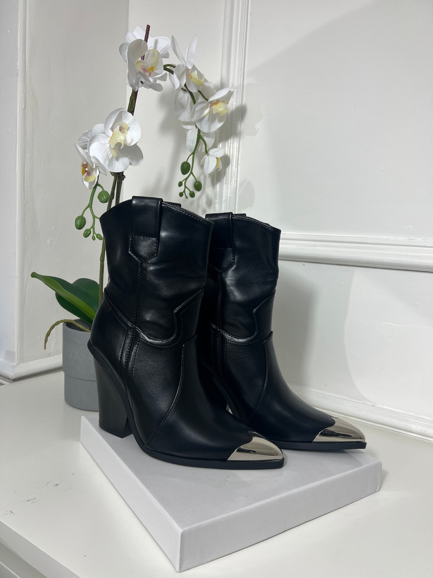 Silver tipped outlet boots