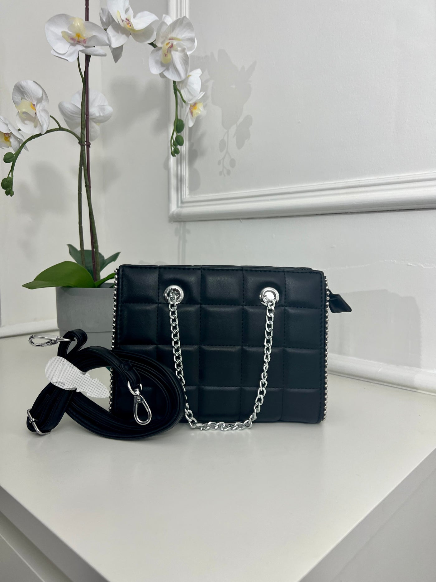 BLACK QUILTED HANDBAG WITH CHAIN HANDELS AND LEATHER STRAP BAG