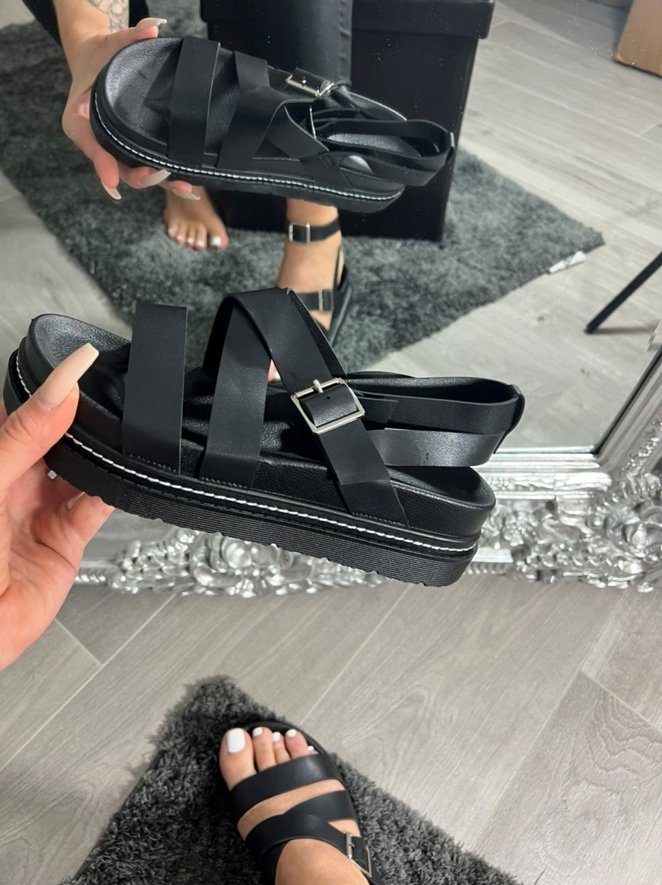 BLACK CROSS OVER CHUNKY SANDAL