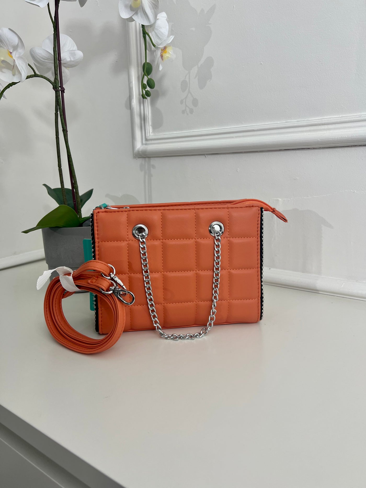 ORANGE QUILTED HANDBAG WITH CHAIN HANDELS AND LEATHER STRAP