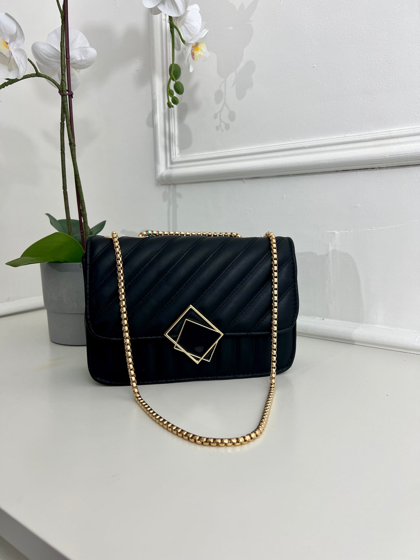 ABSTRACT BUCKLE BLACK QUILTED BAG