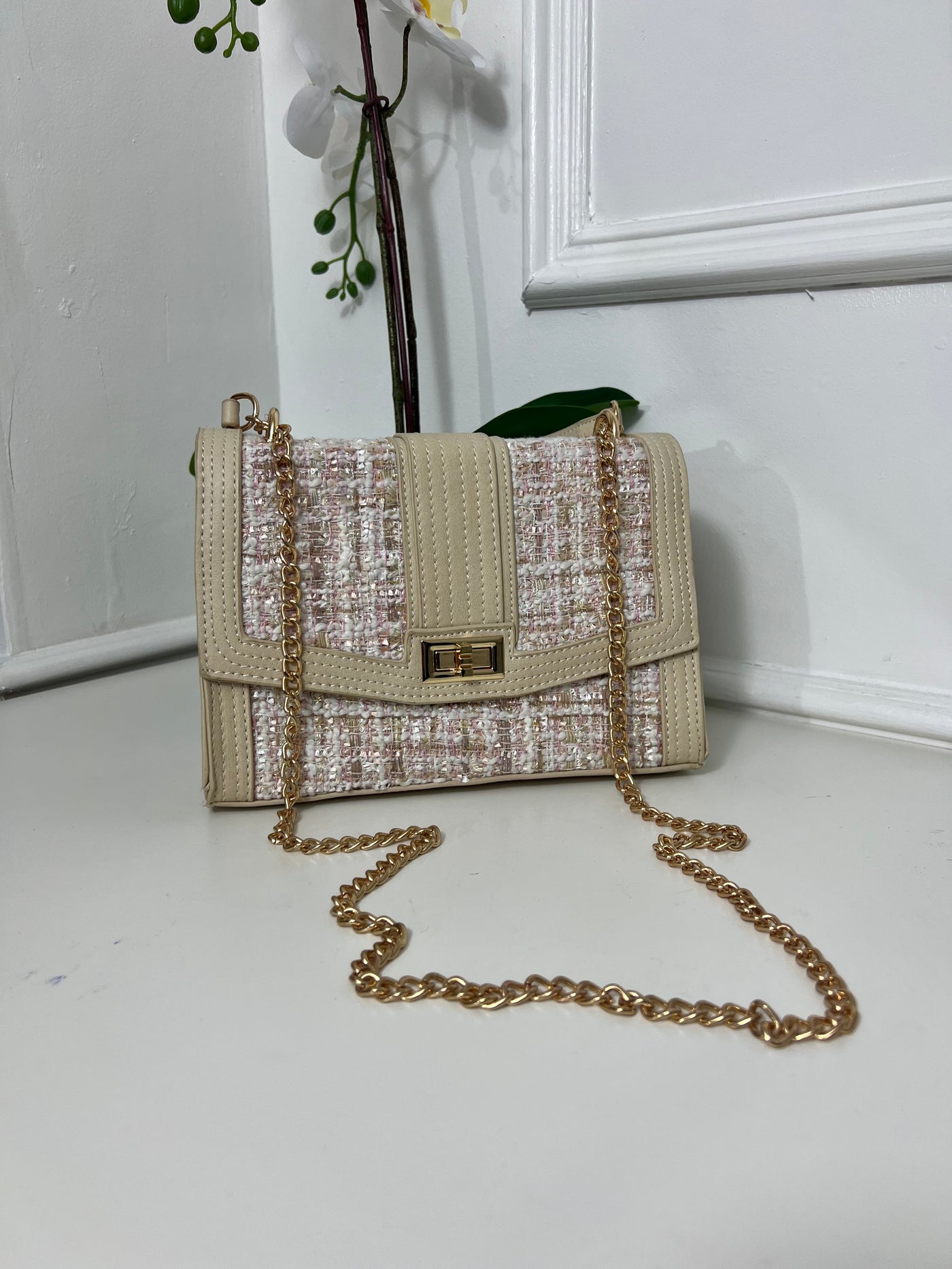 Sand chain bag with woven pattern material