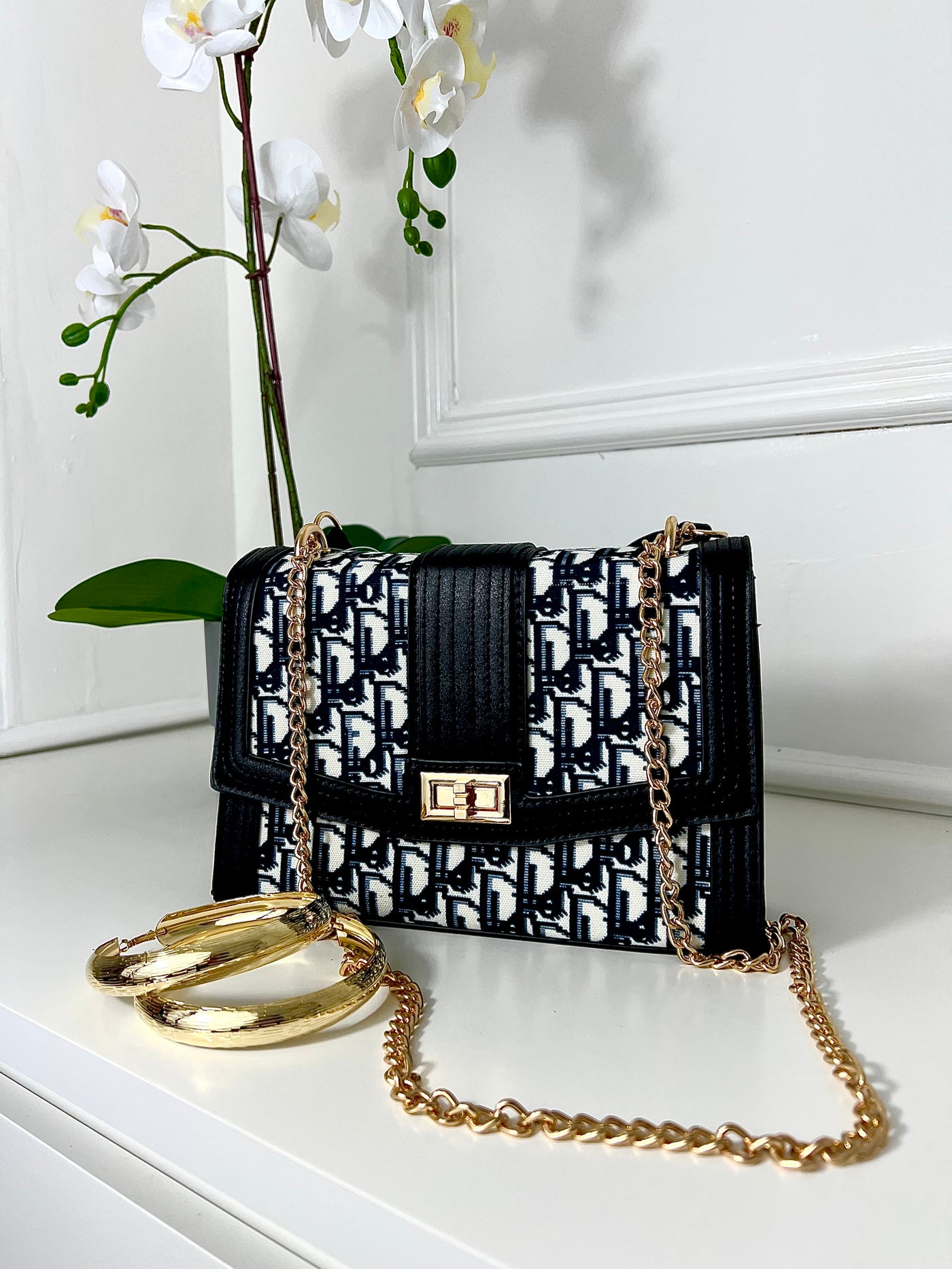 black D pattern buckle bag