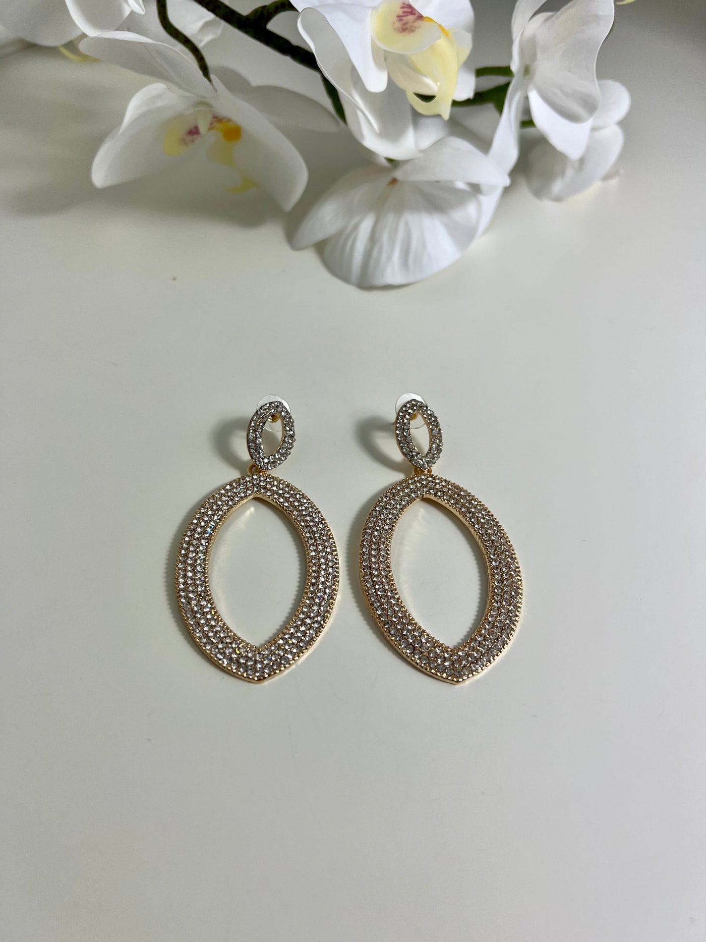 Gold diamond oval design earring