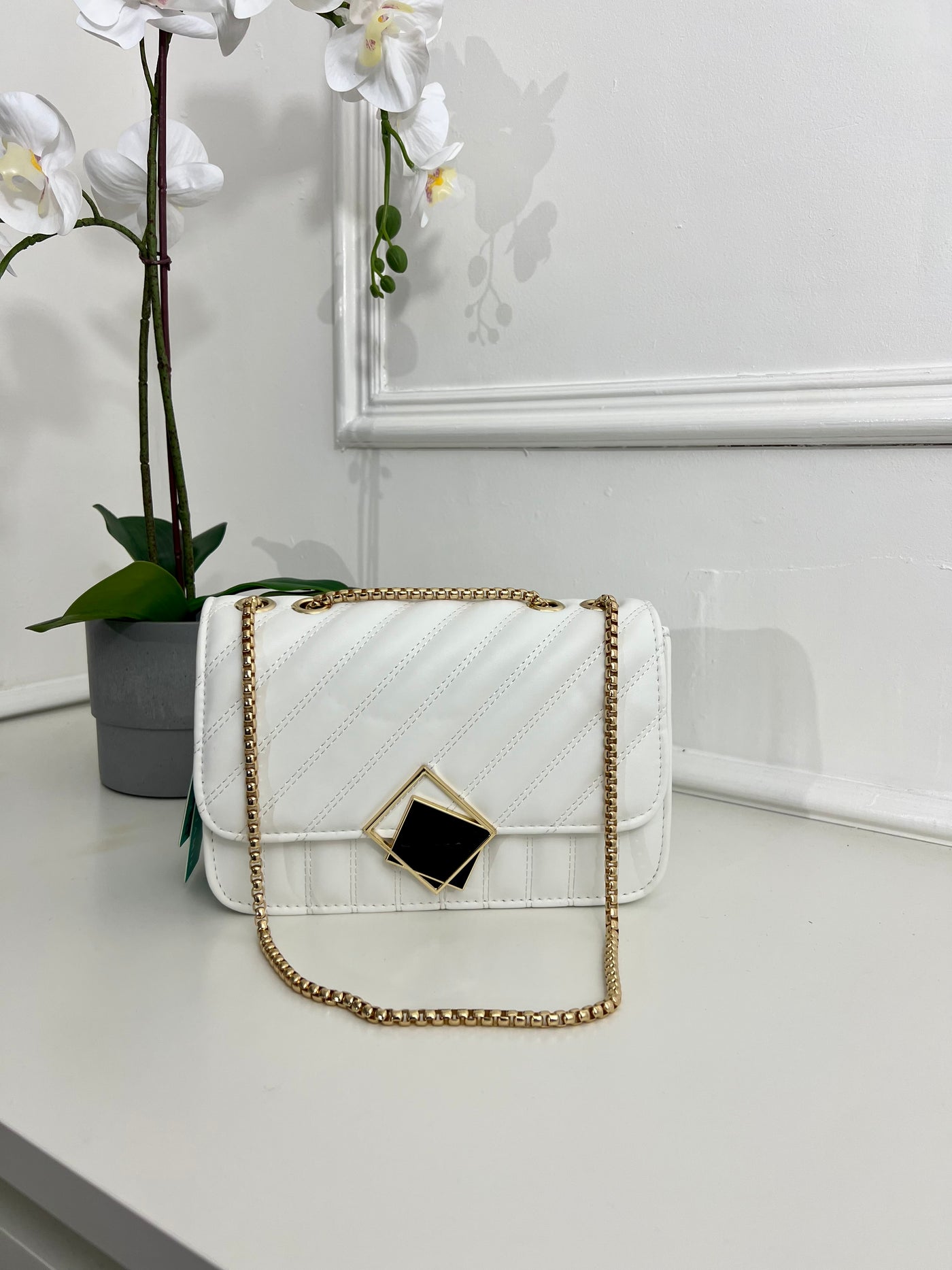 ABSTRACT BUCKLE WHITE QUILTED BAG