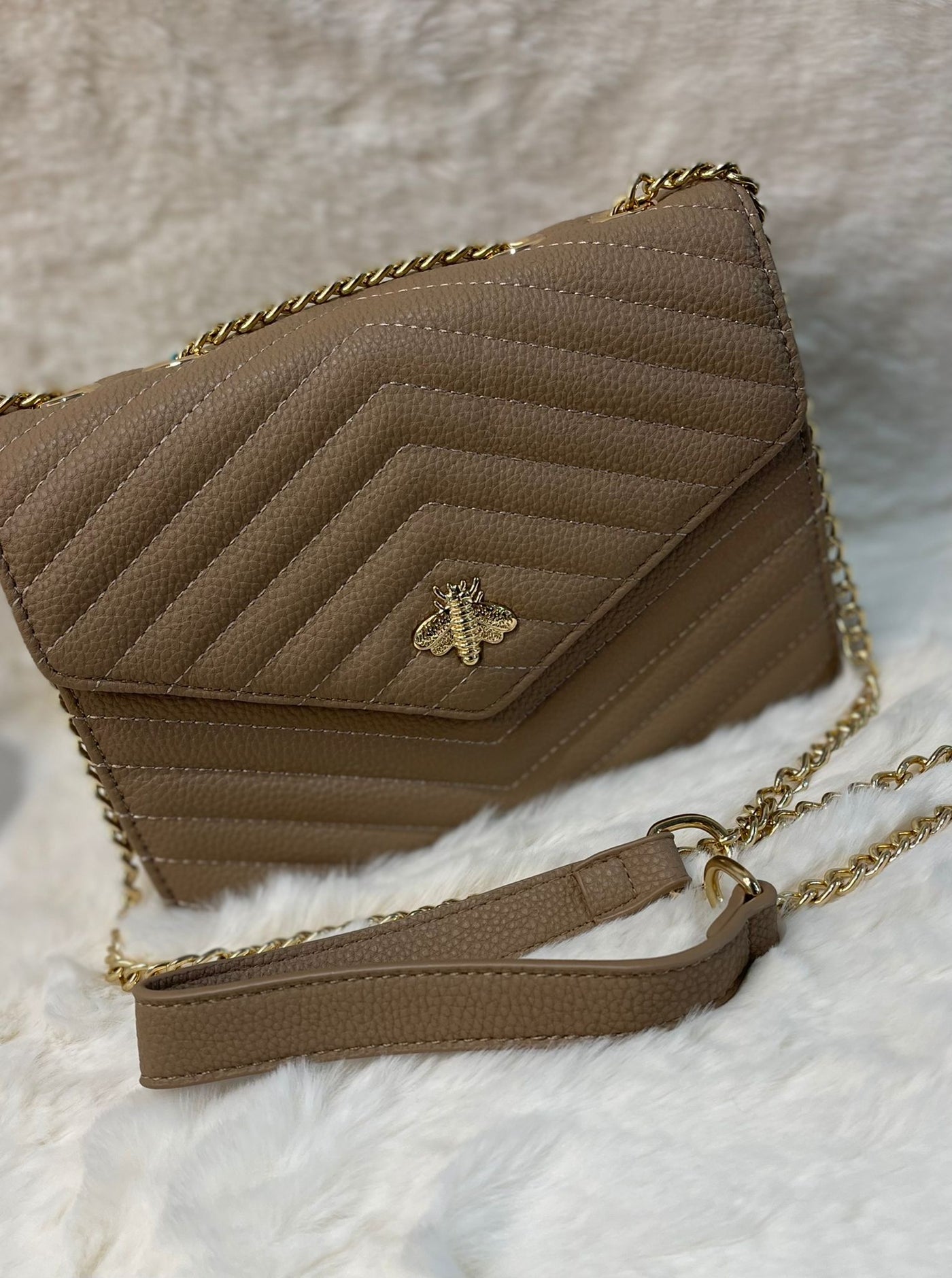 Sand bee detail gold chain bag